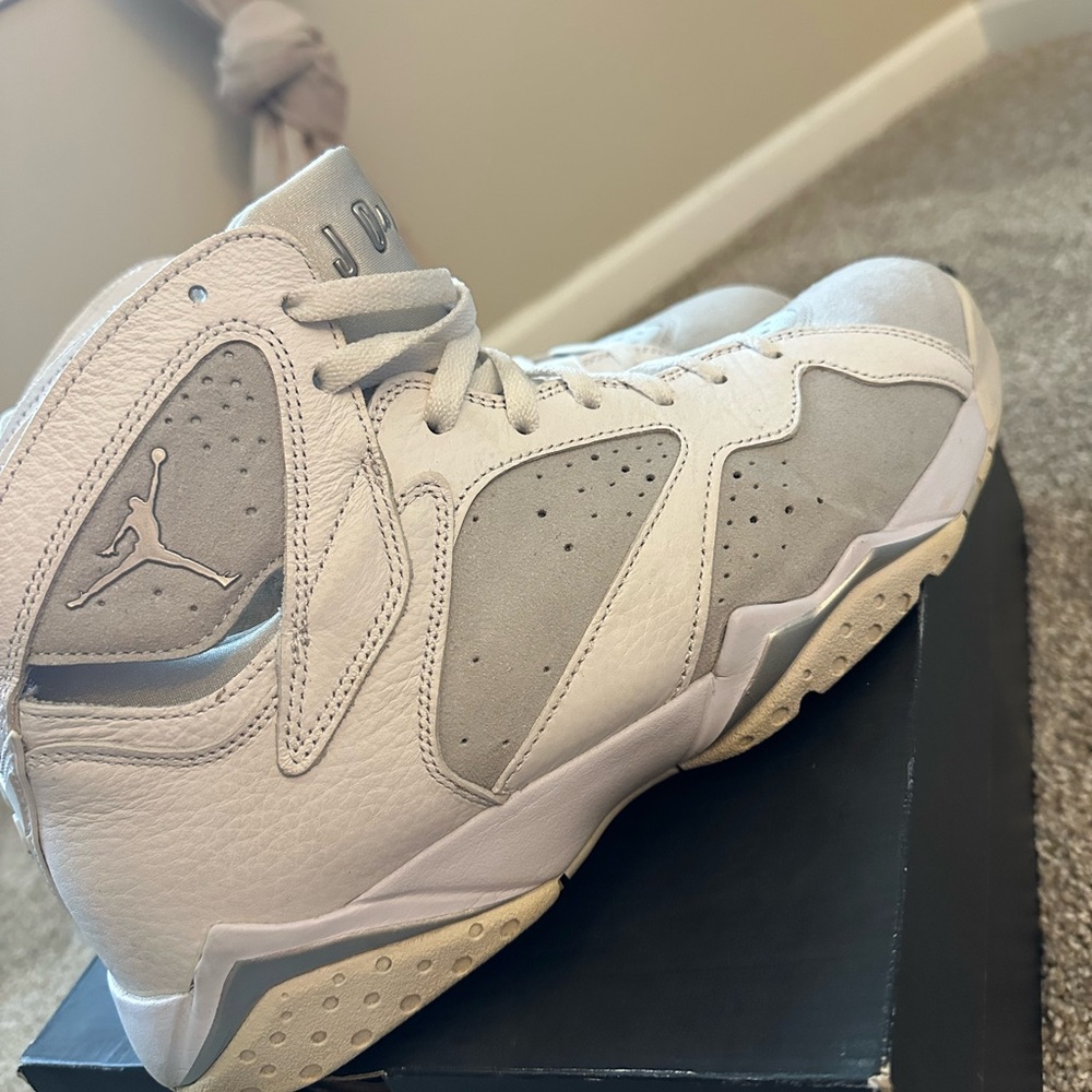 Jordan Athletic Shoes in White and Gray (Retro 7)